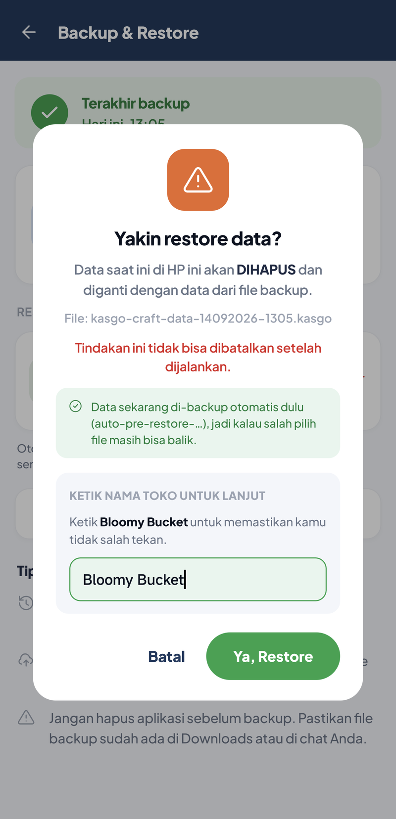 Dialog Yakin restore data: data saat ini akan dihapus dan diganti data dari file kasgo-craft-data-14092026-1305.kasgo, tindakan tidak bisa dibatalkan, data sekarang di-backup otomatis dulu (auto-pre-restore), kolom Ketik nama toko terisi Bloomy Bucket, tombol Batal dan Ya, Restore
