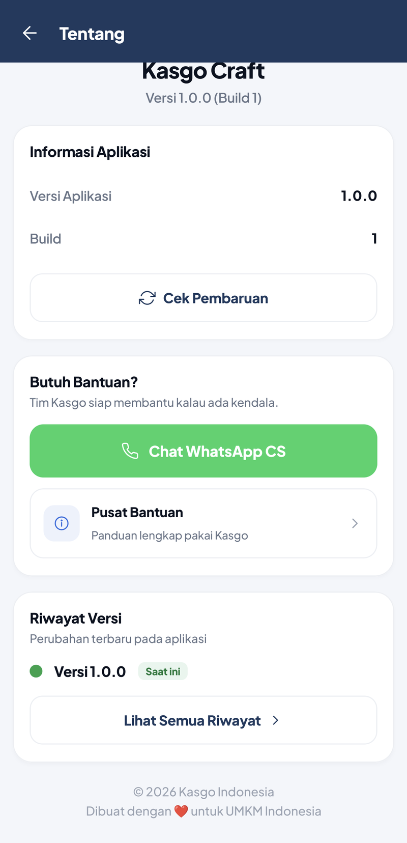 Layar Tentang: Kasgo Craft Versi 1.0.0 (Build 1), kartu Informasi Aplikasi dengan Versi Aplikasi 1.0.0, Build 1, dan tombol Cek Pembaruan, kartu Butuh Bantuan dengan tombol hijau Chat WhatsApp CS dan baris Pusat Bantuan, kartu Riwayat Versi dengan Versi 1.0.0 berlabel Saat ini dan tombol Lihat Semua Riwayat
