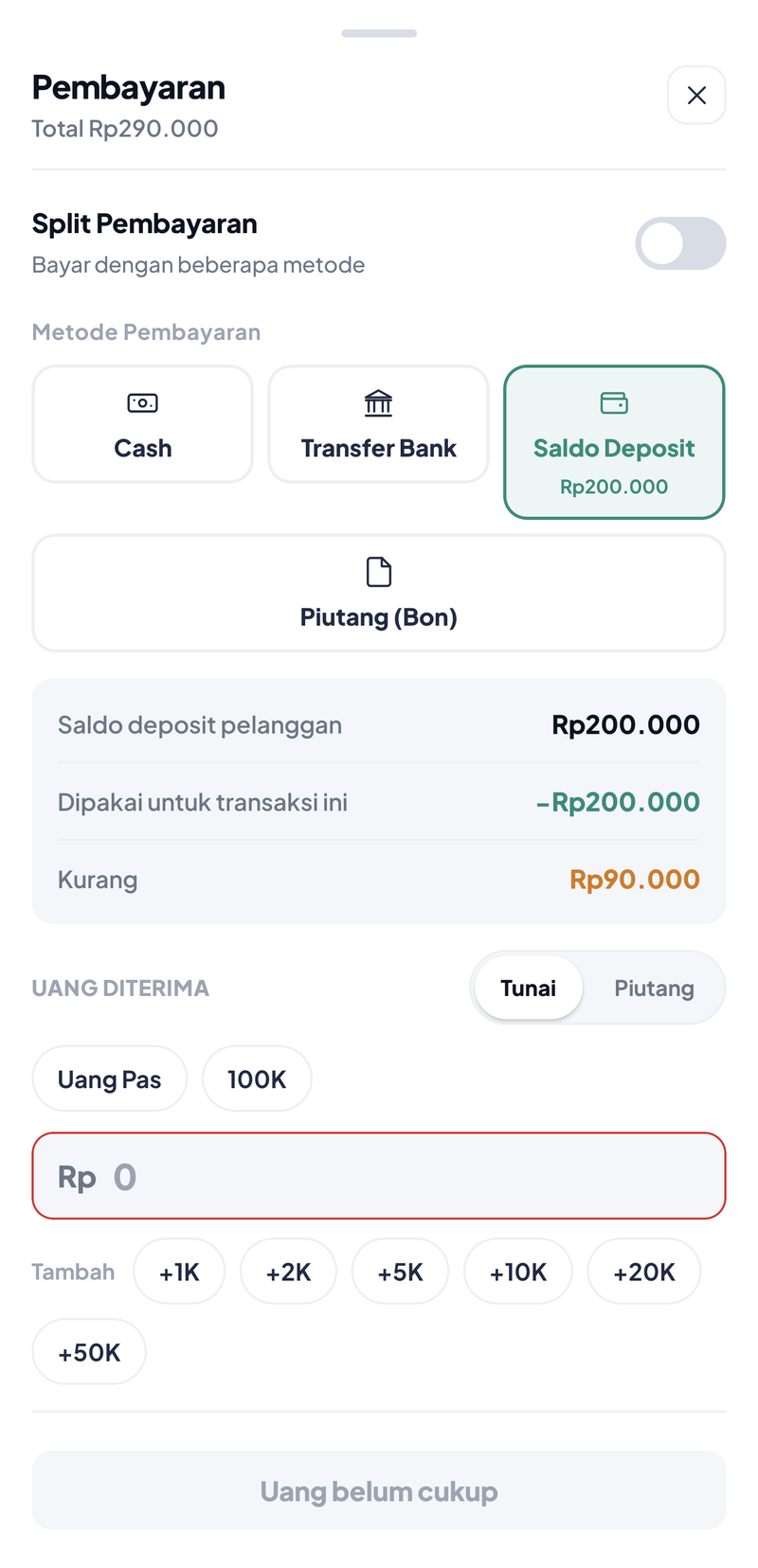 Sheet Pembayaran Dewi: metode Cash, Transfer Bank, Saldo Deposit Rp200.000 terpilih, dan Piutang (Bon); ringkasan Saldo deposit pelanggan Rp200.000, Dipakai untuk transaksi ini minus Rp200.000, Kurang Rp90.000; pilihan Tunai atau Piutang untuk kekurangannya; kolom uang diterima kosong berbingkai merah; tombol abu-abu Uang belum cukup
