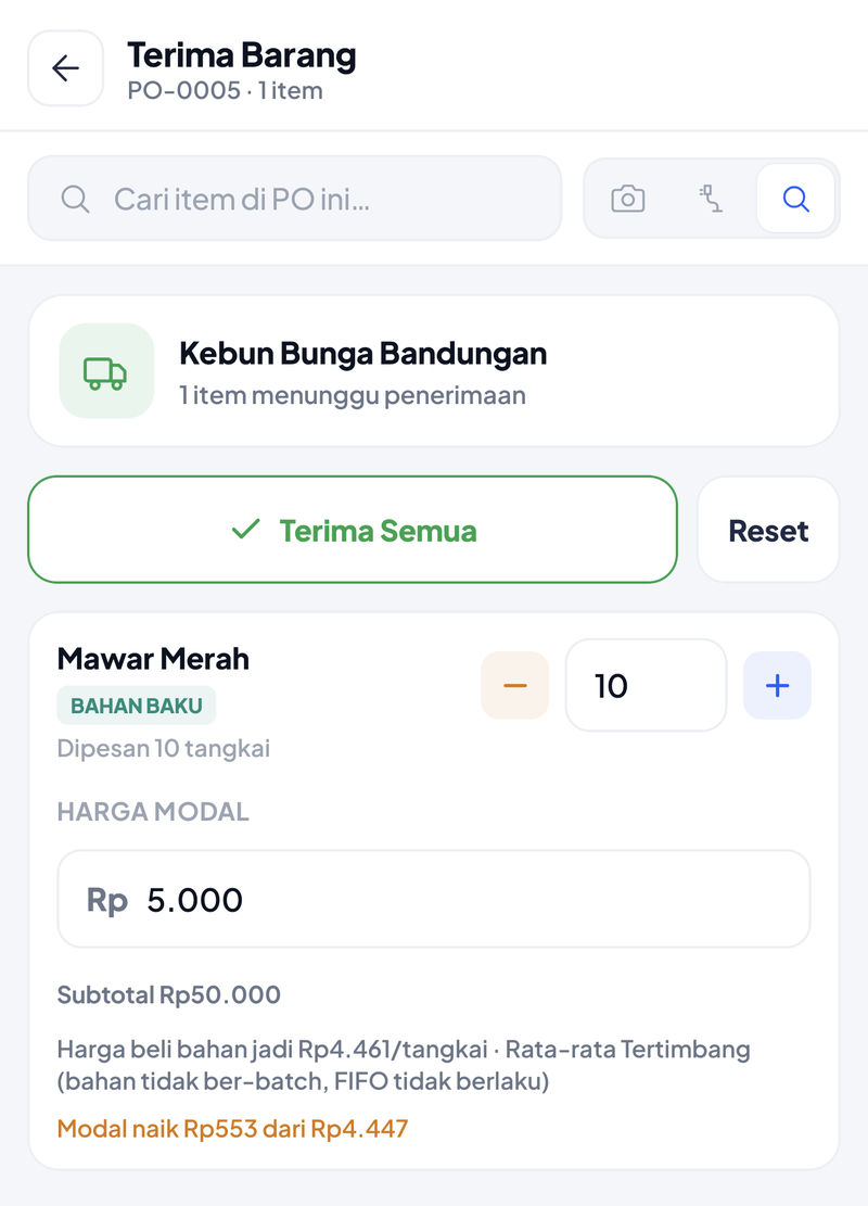 Layar Terima Barang PO-0005 saat metode toko FIFO: Mawar Merah berlabel BAHAN BAKU, dipesan 10 tangkai, harga modal Rp5.000, subtotal Rp50.000, dengan catatan Harga beli bahan jadi Rp4.461/tangkai · Rata-rata Tertimbang (bahan tidak ber-batch, FIFO tidak berlaku)