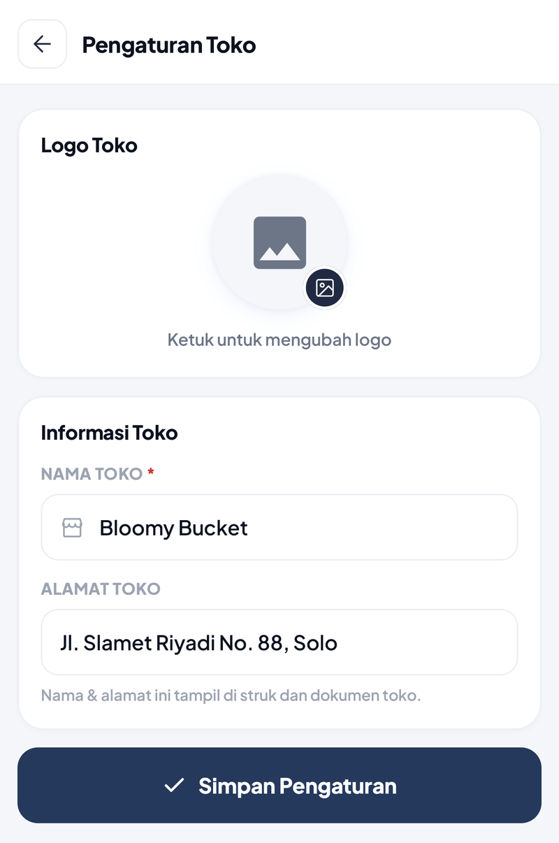 Layar Pengaturan Toko: kartu Logo Toko dengan lingkaran logo kosong, ikon gambar kecil, dan tulisan Ketuk untuk mengubah logo; kartu Informasi Toko berisi Nama Toko wajib Bloomy Bucket dan Alamat Toko Jl. Slamet Riyadi No. 88, Solo, keterangan Nama & alamat ini tampil di struk dan dokumen toko, tombol Simpan Pengaturan