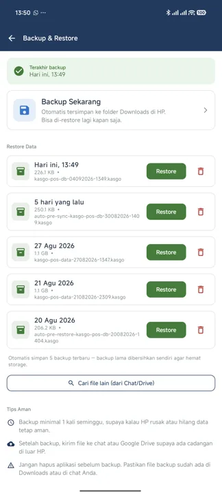 Halaman Backup & Restore dengan banner hijau backup terakhir, kartu Backup Sekarang, daftar Restore Data berisi lima berkas beserta ukuran dan tanggalnya, tombol Cari file lain, dan bagian Tips Aman